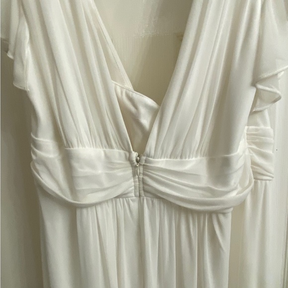 Beautiful Formal white gown, floor length. Size 1X. - Picture 5 of 6